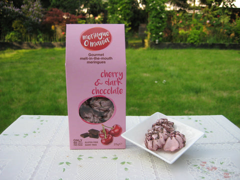 Gourmet Bitesize Meringues with Chocolate Trimming